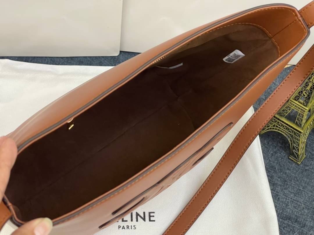 หนังแท้ CELINE SMALL BUCKET CUIR TRIOMPHE IN SMOOTH CALFSKIN / CELINE BUCKET BAG CUIR TRIOMPHE พร้อมส่งที่ไทย คอลเลคชั่นใหม่ ฮิตข้ามปี กับกระเป๋าสะพายทรงถัง ใช้งานง่ายที่สุด สายสะพายในตัว ปรับใช้ได้เลย วัสดุหนังวัว เรียบหรู ผู้ดีไปอีก โดดเด่นด้วยโลโก้เอกล