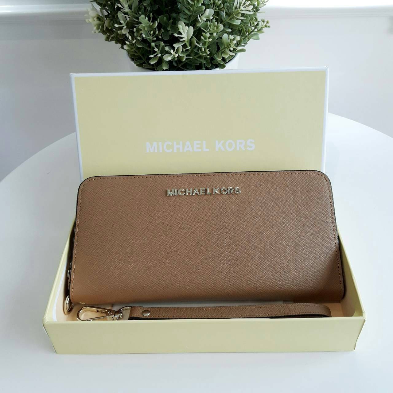 Michael kors saffiano long wallet กระเป๋าสตางค์ใบยาวแบบซิปรอบ วัสดุหนังลาย Saffiano สวยหรูมากๆ ด้านหน้าประดับ logo brand ซิปปั๊มแบรนด์ ภายในช่องใส่บัตร, ธนบัตร และช่องใส่เหรียญ ใส่ iPhone+ ได้ค่ะ มาพร้อมสายคล้องข้อมืออีก 1 เส้น ใบนี้คุ้มเกินราคา รับประกัน