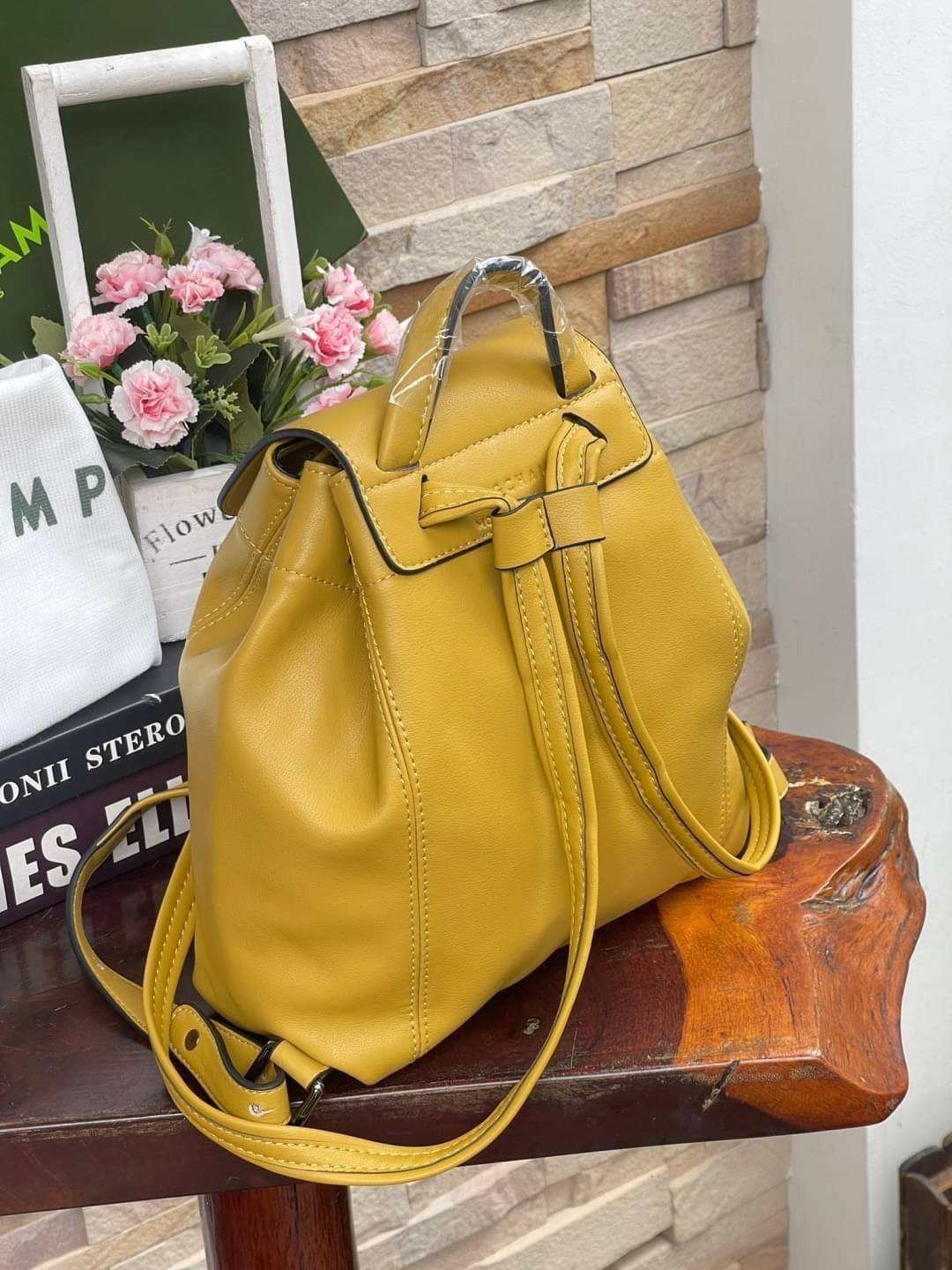 Longchamp Le Pliage Cuir Xs Leather Backpack แบรนด์ติดเทรนด์ตลอดไม่เคยเปลี่ยนกับ ทรง Le Pliage Cuir หนึ่งในตระกูลกระเป๋าสุดไอคอนิกจากแบรนด์ เมื่อรุ่น Le Pliage Cuir ในรูปแบบของหนังแกะ Metis ได้ถือกำเนิดขึ้นในปี 2012 เป้ที่มีการจัดการปรับดีไซน์ให้มีขนาดกำล