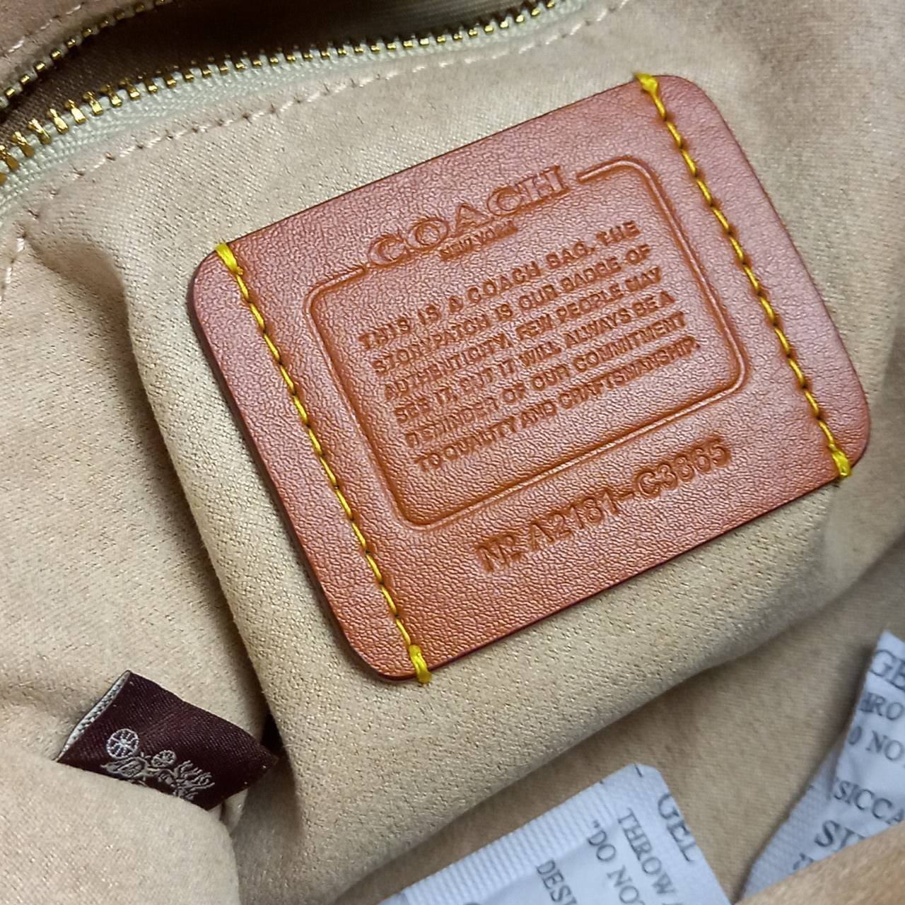 ใบนี้ ช่วยให้ชีวิตง่ายขึ้นเยอะเลย🌈🌺>>COACH FIELD TOTE 22 IN SIGNATURE JACQUARD(COACH C3865) 🍁กระเป๋าถือ สะพาย รุ่น Unisex ใช้ได้ทุกเพศวัย ขนาดเหมาะต่อการใช้งานในแต่ละวันมากๆ //วัสดุ jacquard ลาย signature ตกแต่งดีเทลด้วยหนังแ