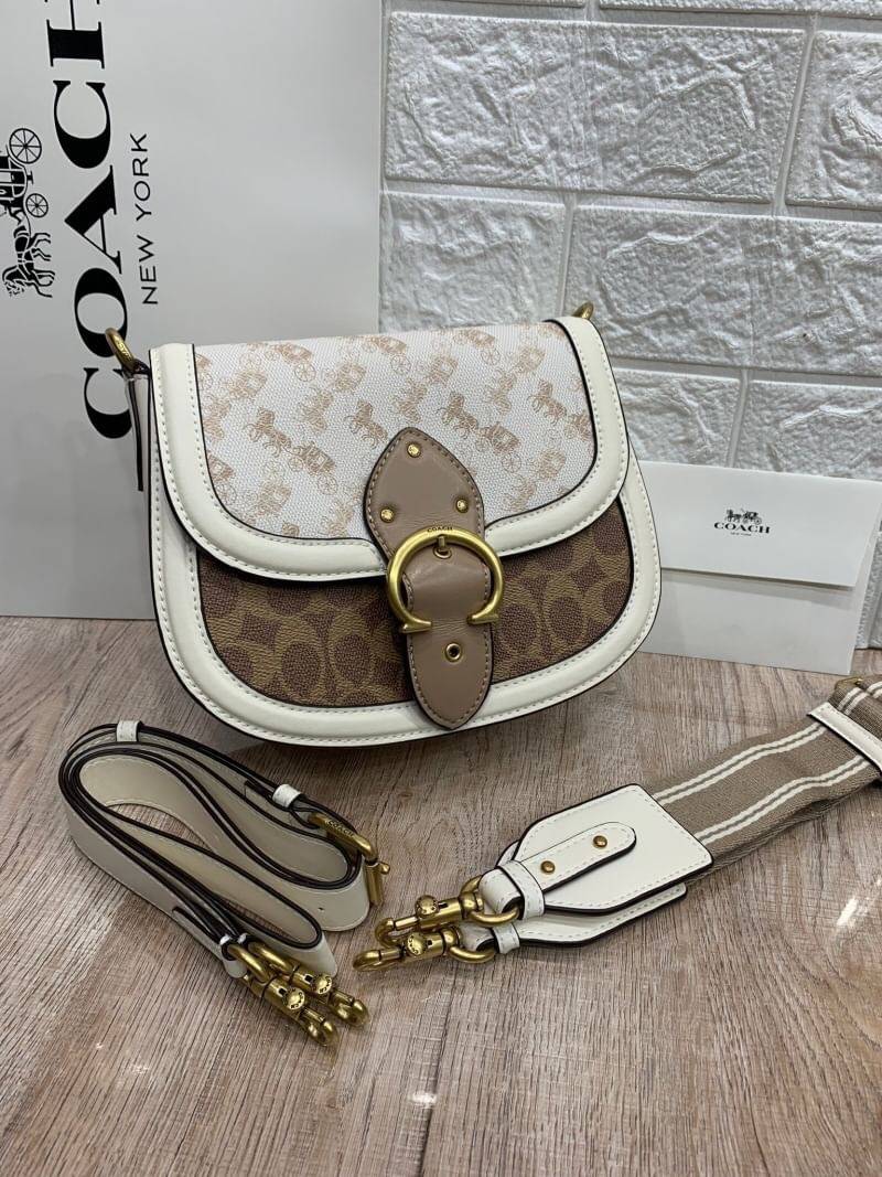 COACH Beat Saddle Bag With Horse And Carriage Print คอลเลคชั่นใหม่ ดีไซน์หรูหรา พิเศษมากๆมาพร้อมสายสะพาย 2 เส้น ใช้คู่กันหรือแยกสะพายก็สวยครบสูตร กระเป๋าสะพายทรง saddle คลาสสิค เปิด-ปิดด้วยกระดุมแน่นหนา ภายในเป็นช่องโล่ง ใส่ของได้ครบครัน สาวๆใช้เป็น every