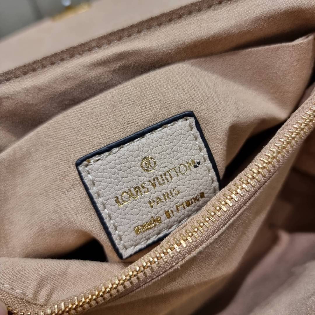 VIP 🥂 LV MADELEINE BAG ใหม่ล่าสุด อีกหนึ่งรุ่นคลาสสิคหายาก ที่สาวๆรอคอย กระเป๋าถือ/สะพายข้าง ดีไซน์เรียบง่าย แต่เต็มไปด้วยดีเทลความหรู วัสดุหนังวัวปั๊มลายเอกลักษณ์ เปิด‐ปิดด้วยอะไหล่กดล็อคสีทองหรู และมีพวงหนังห้อยพิเศษแถมมาให้ด้วย ภายในแบ่งสัดส่วน