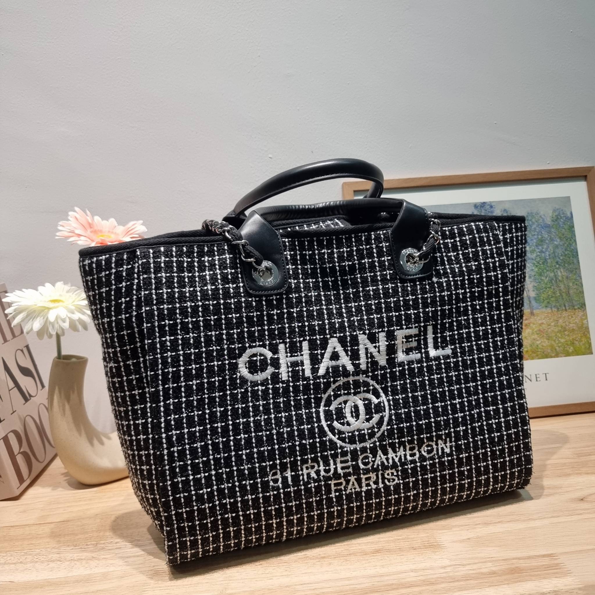 CHANEL LARGE TOTE BAG / CHANEL DEAUVILLE TOTE / CHANEL TOTE BAG กระเป๋าสะพายผ้าทวิต ทรงโท้ทใบใหญ่ ต้อนรับเทศกาลท่องเที่ยวช่วงสิ้นปีนี้ ใครมองหากระเป๋าสะพายไปเที่ยว ใบนี้น้องตอบโจทย์แน่นอน ด้วยดีไซน์โทนสีที่ใช้ได้กับทุกโอกาส และขนาดกว้างที่จุของได้แบบไร้กั