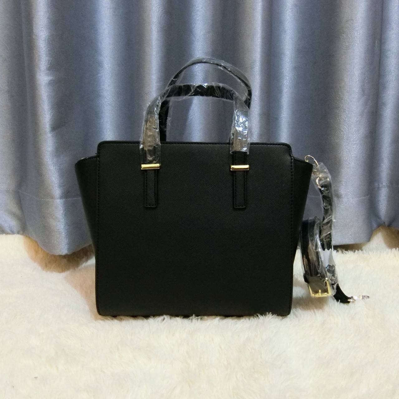 Don't Miss! KATE SPADE NEW YORK CEDAR STREET HAYDEN BAG กระเป๋าถือหรือสะพายหนัง Saffiano สวยหรูอยู่ทรงสไตล์ PRADA ด้านหน้าประดับโลโก้สีทองสวยไฮโซ ภายในมีช่องซิปและช่องเล็ก ซับในอย่างดีสกรีนลาย Kate Spade กว้างและจุ ใส่ ipad mini กระเป๋าสตางค์ ของใช้ไ