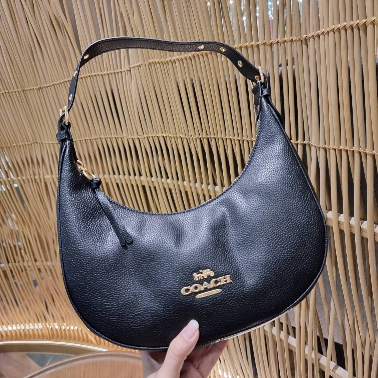 COACH C4108 BAILEY HOBO WITH WHIPSTITCH BEST SELLER ต้องมา!! กระเป๋าทรงโฮโบ ดีไซน์หรูหรา แมชท์ง่ายกับทุกไลฟ์สไตล์ วัสดุหนัง pepble หนังนิ่มสวย เปิด-ปิดด้วยซิปรูดใช้งานง่าย ภายในโล่งกว้าง สายคล้องสะพายไหล่ มีดีเทลน่ารักน่าใช้ ใช้งานสะดวกและง่ายต่อการใช้ชีว