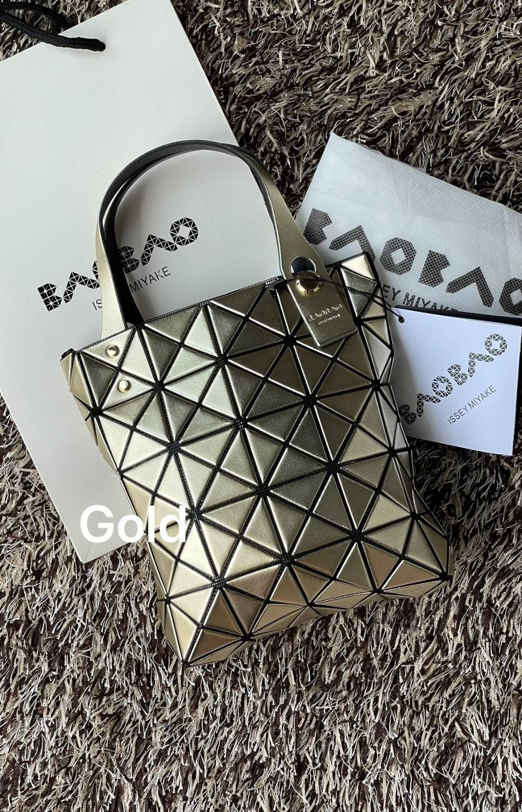 BAO BAO ISSEY MIYAKE PLATINUM COFFRET สะท้อนแสงเพื่อสร้างสินค้าระดับพรีเมียมที่ให้ความเงางามที่เหนือกว่า เพิ่มความหรูหราและโดดเด่นให้กับ เพราะมีความแวววาวและเป็นประกาย