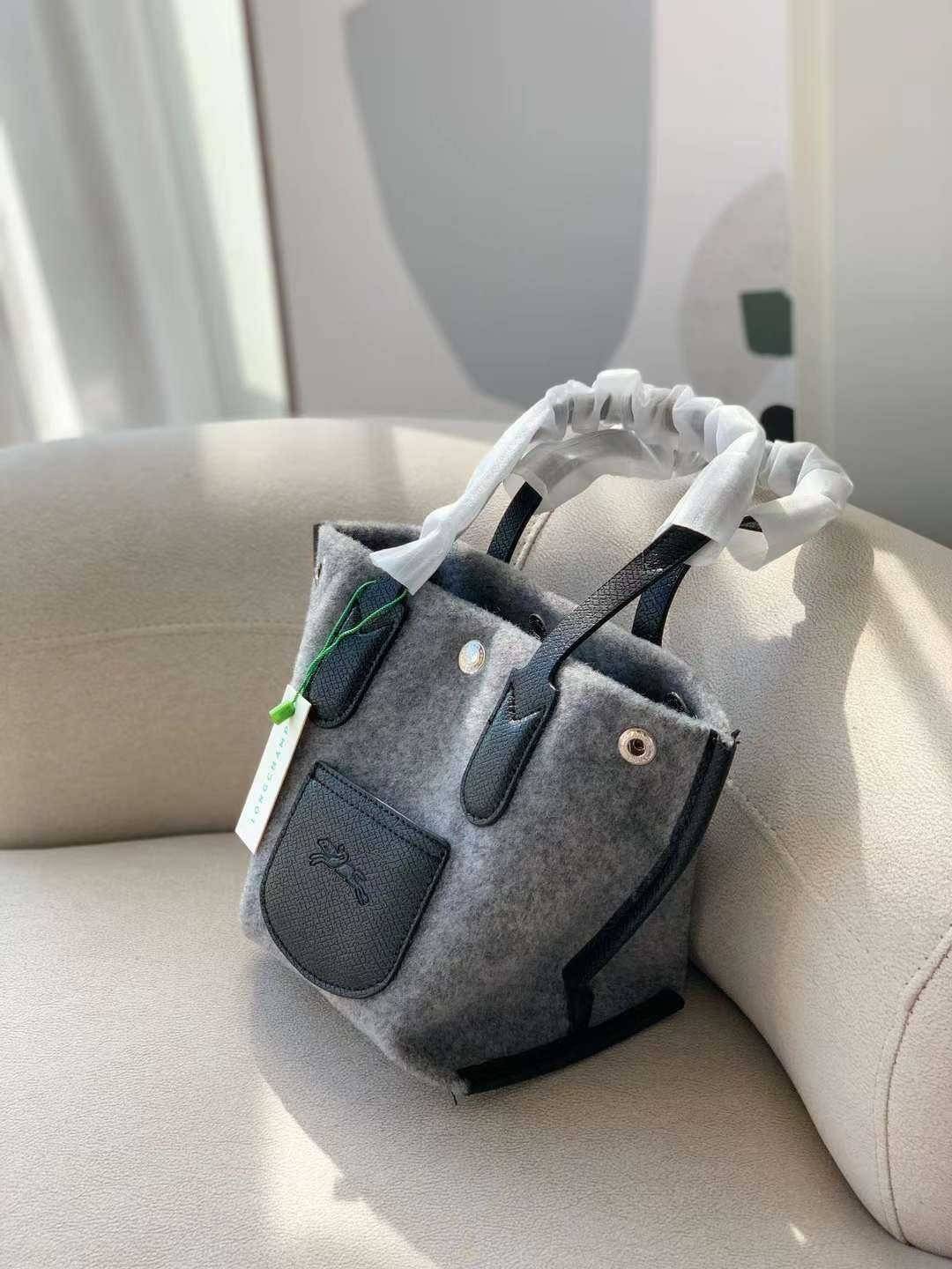 LONGCHAMP ROSEAU ESSENTIAL Shopping bag กระเป๋า Tote วัสดุผ้าขนสัตว์ ซับในผ้าฝ้ายที่จับด้านบนหนังวัว กระเป๋าสะพายใบนี้มีขนาดพอเหมาะ ดีไซน์หรูหรานี้สามารถสะพายไหล่หรือถือในมือก็ได้ นุ่มและน้ำหนักเบา