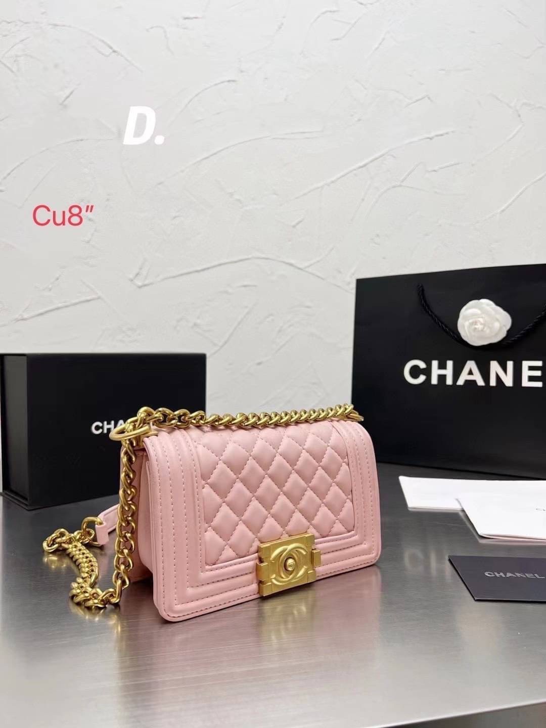 CHANEL BOY 8" กระเป๋าสะพายทรงคลาสสิค มีงานหนังเรียบ และหนังคาเวียร์ อะไหล่เงิน/ทอง ตามรูป สวยหรูมาแต่ไกล สามารถสะพายออกงานได้หลายโอกาส สวยงามไม่ผิดหวังค่ะ