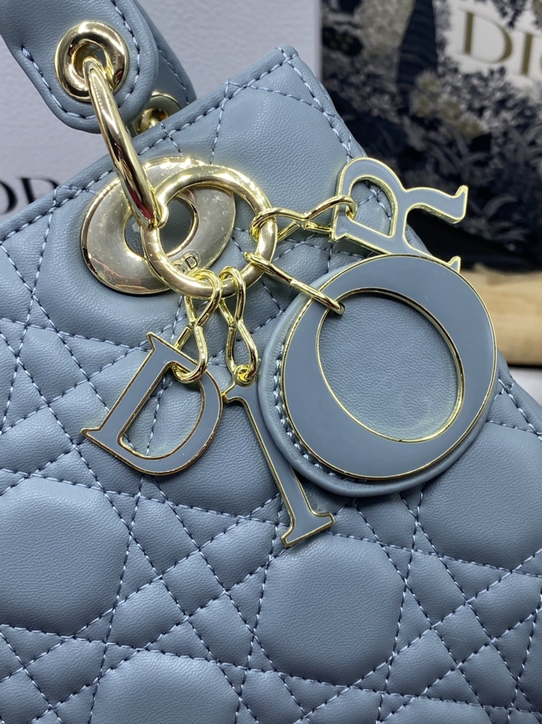 หนังแท้ DIOR LADY BAG 20cm ความสง่างามอีกหนึ่งรุ่นของ Dior รูปทรงสีเหลียม ขนาดกระทัดรัด ตั้งอยู่ทรง ฐานกระเป๋าแข็งแรง มีหมุดรองฐาน ดีไซน์ที่มีเอกลักษณ์เฉพาะตัว ด้านหน้าตกแต่งด้วยตัวอักษร D.I.R ห้อยเป็นพวงกุญแจ จะถือด้วยมือหรือสะพายไหล่ก็ดูดีมากๆ ค่ะ