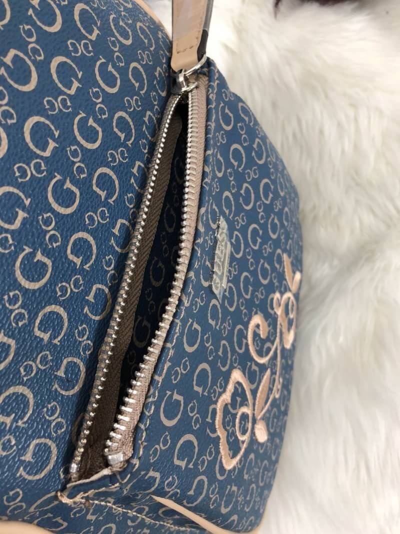 New arrival GUESS WOMEN’S CURRAN BACKPACK ONE SIZE HANDBAG พร้อมส่ง!!!! กระเป๋าสะพายหลัง Lining+Polyester 100% หนังนิ่ม น้ำหนักเบา ด้านหน้าติดโลโก้แบรนด์ ปักลายดอก มีชีองซิปหน้าหนึ่งช่อง เปิดปิดช่องหลักแบบซิป ภายในช่องโล่ง กว้าง มีช่องโล่งและช่องเล็กใส่ขอ