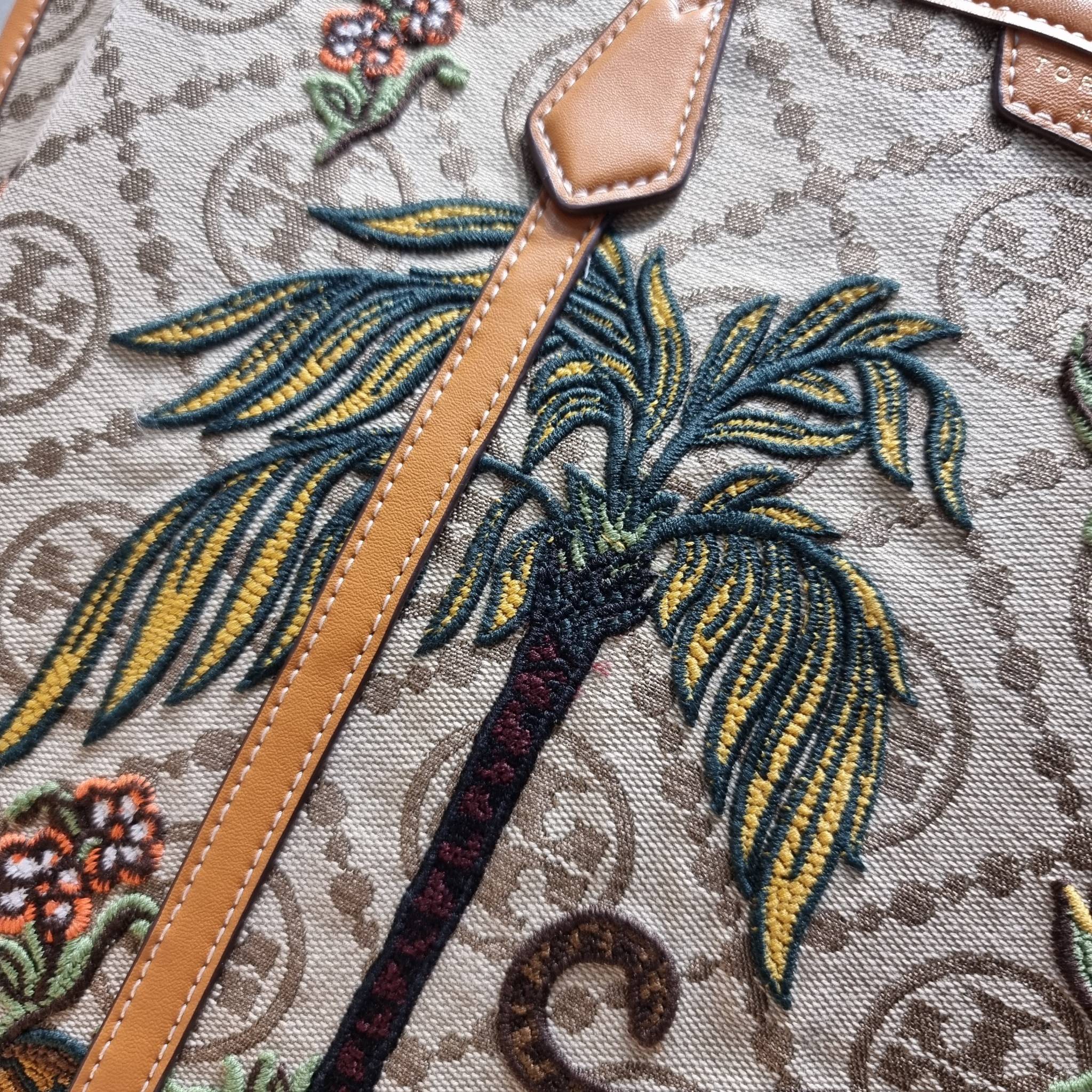 TORY TOTE BAG / TORY BURCH PERRY EMBROIDERED T MONOGRAM TRIPLE-COMPARTMENT TOTE BAG ใหม่ล่าสุด กับกระเป๋าทรงโท้ทใบใหญ่ ลวดลายโมโนแกรมสุดคลาสสิคที่ถูกดีไซน์รังสรรค์ด้วยงานปักสุดชิค น่าใช้ใจฟูแค่แรกเห็น ดีเทลดีงาม