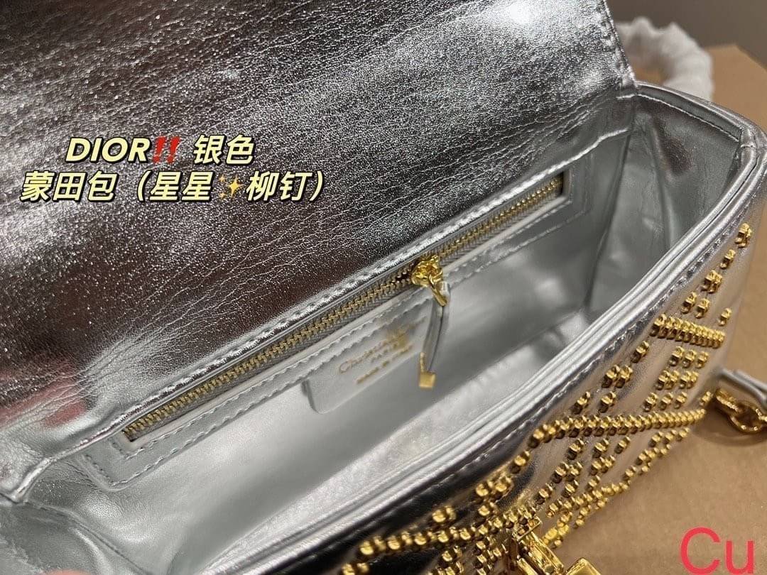 DIOR CARO BAG 8" กระเป๋าสะพายข้างทรงสวยรุ่นพิเศษ ปักหมุดสีทองเต็มใบ หรูหราอร่ามทั่วทั้งใบ ดีไซน์ย้อนยุค เป็นเอกลักษณ์และคลาสสิค หรูหรา ใช้งานง่าย ในราคาสุดคุ้ม จัดเลย!!