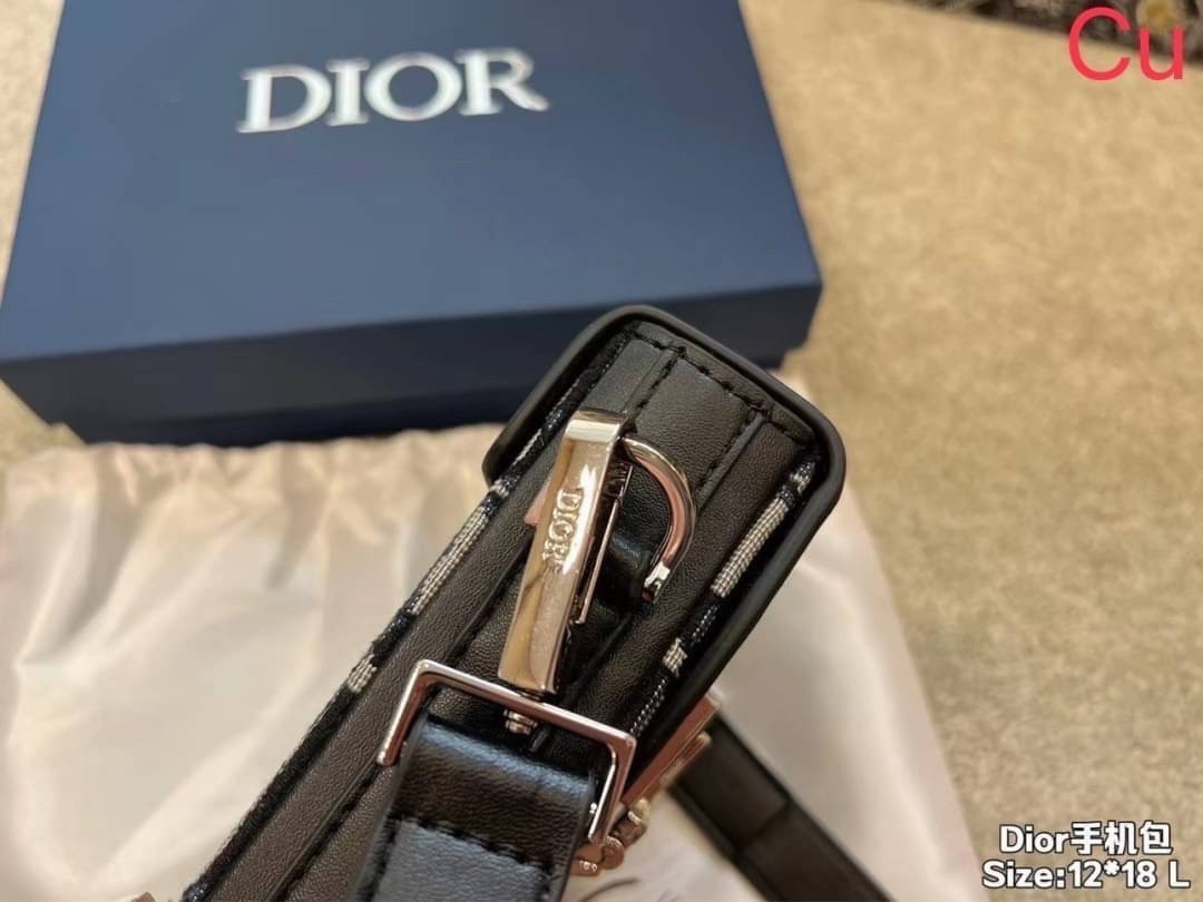 Dior Vertical Pouch | Mens Dior Pouches กระเป๋าสะพายทรงพอชผู้ชาย รุ่นใหม่ ทรงใช้งานง่าย สะดวก กะทัดรัด ภาพถ่ายจากงานขายจริง ใช้งานต่างประเทศได้