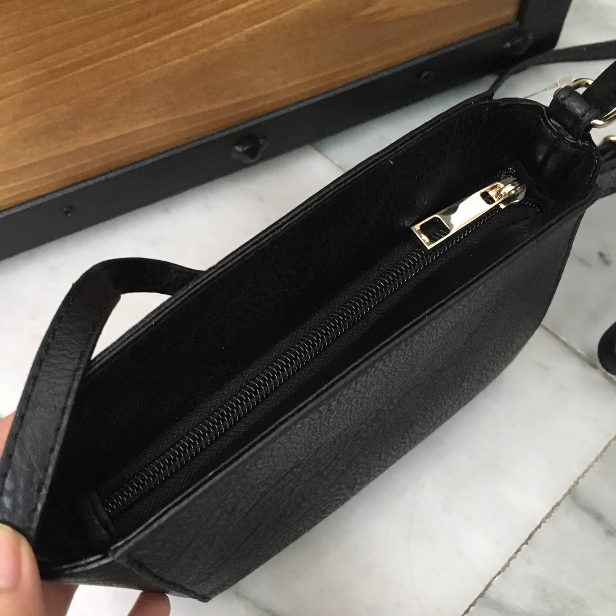 สินค้ามาใหม่ค่า😊 ทรงสุดฮิตจากแบรนด์ asos กระเป๋า ทรงสวย ตัวกระเป๋าลายหนังสวยมาก สีดำสุดหรู ดีไซน์เกร๋ #จุดเด่นที่ น้ำหนักเบา สามารถ สะพายไหล่ข้างลำตัว หรือ พาดลำตัวได้เลยคะ จุของคุ้ม มีใบเดียวจบ #น่ารักมากใบนี้