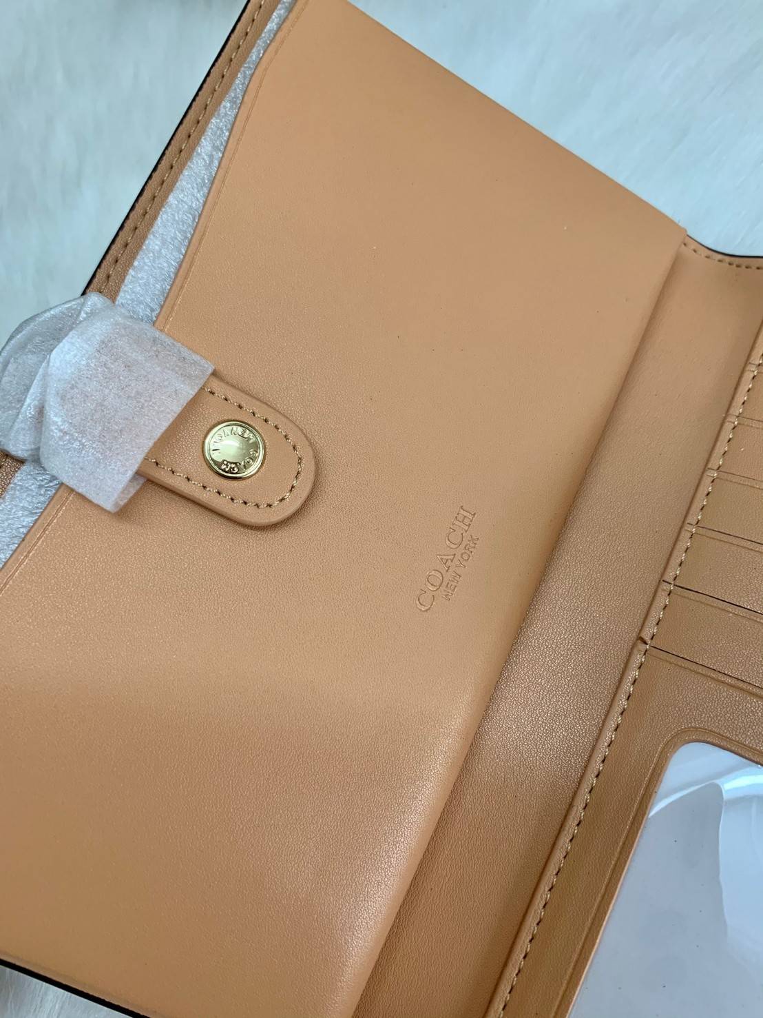 พร้อมส่งครบ 5 สี กระเป๋าสตางค์ที่สาวๆต้องมีติดตัวค่าา😘 COACH TECH WALLET IN COLORBLOCK SIGNATURE ((C2874)) ✔️กระเป๋าเงินใบยาว หนังแท้ พร้อมสายคล้องมือในตัวค่ะ ✔️เปิดปิดด้านหน้าแบบฝากระดุม ภายในมีช่องใส่ธนบัตร2ช่อง ;สามารถใส่มือถือ ip