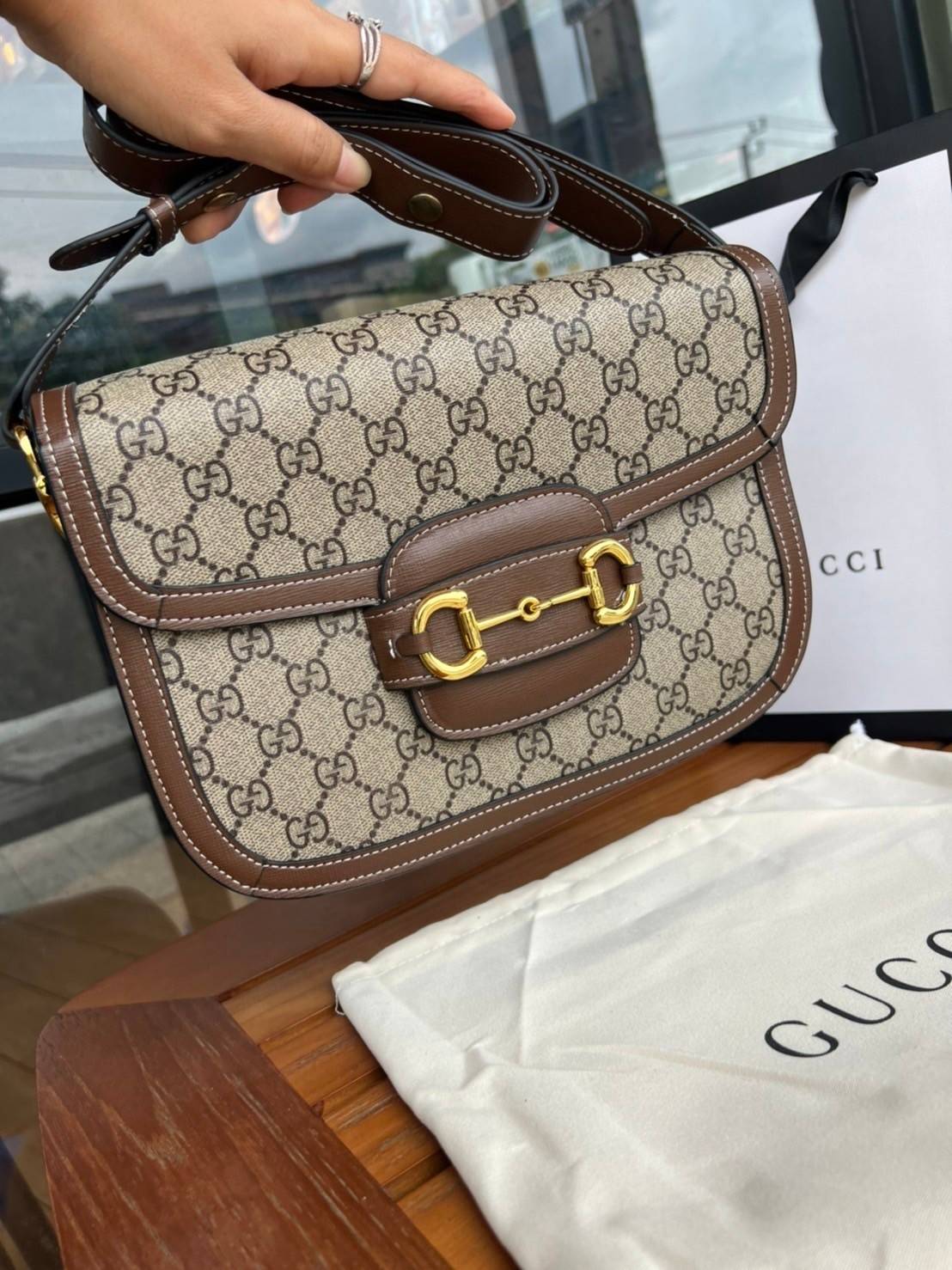 Gucci Horsebit Shoulder Bag กระเป๋าสะพายไหล่ วัสดุผ้าใบ GG Superme ตัดแต่งหนังแท้ สายสะพายไหล่ปรับระดับได้ ด้านในมี 1 ช่องซิป อะไหล่ทองหรูหรา ดาราเซเลปใช้เพียบ ไม่มีเอ๊า เรียบหรูดูแพงสุดๆค่า