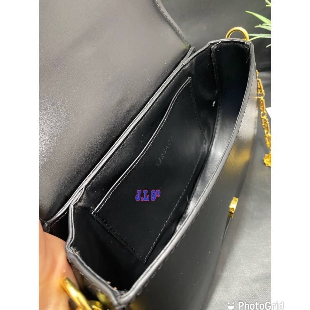 Versace Small Greca Goddess leather shoulder bag สัมผัสกระเป๋าสุดไอคอนิกอย่าง “Greca Goddess” พร้อมลวดลายที่สะท้อนตัวตนในรูปแบบใหม่ของ Versace ที่บอกเล่าเรื่องราวฉบับใหม่ของเเบรนด์ได้อย่างน่าหลงใหล