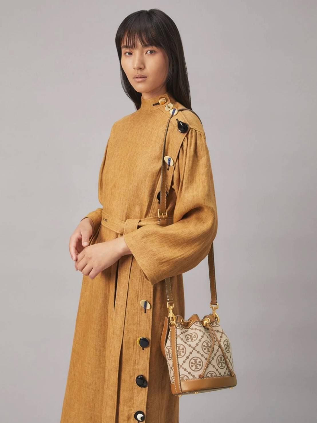 Tory Burch T Monogram jacquard bucket bag เปิดตัวกระเป๋า T MONOGRAM รุ่นใหม่ล่าสุดจาก TORY BURCH ครั้งแรกกับโมโนแกรม ที่ได้รับแรงบันดาลใจมาจากโลโก้สุดคลาสสิก กลับมาอีกครั้งในรูปแบบของ ลวดลาย T Monogram ที่ผสมผสานความร่วมสมัยเข้ากับความเป็นเอกลักษณ์ของแบรน