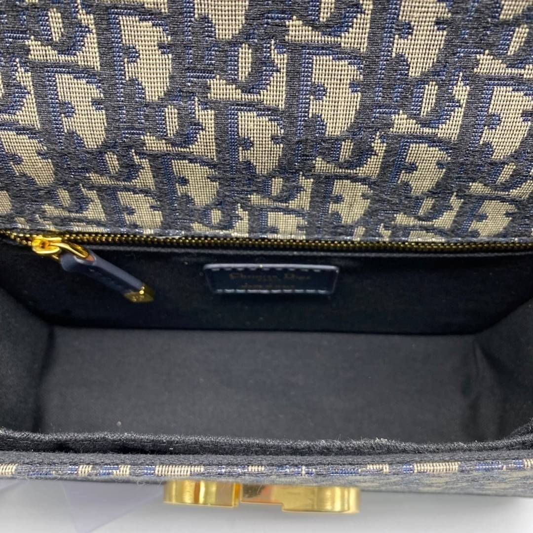 หนังแท้ CHRISTIAN DIOR 30 MONTAIGNE BAG Oblique Jacquard เอกลักษณ์ของความหรู น้ำหนักเบา ไอเท็มหายาก!! Best seller!! ยกให้น้องเลย!! ดีไซน์เรียบหรูในความเป็นเอกลักษณ์ ใช้งานง่าย สะดวก ได้ทุกโอกาส แนะนำเป็น everyday bag ติดตัวไว้เลยจ้าสาวๆ พร้อมส่งที่ไทย ภาพ