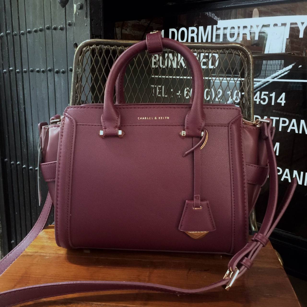 Charles&keith Structured Trapeze Detail Bag สำหรับคอลเลคชั่นใหม่ 2018 เพิ่มสีสวยๆโดนใจให้คุณได้เลือก ตัวกระเป๋าวัสดุหนัง PU อยู่ทรงน่าใช้ ภายในช่องใหญ่จุของได้เยอะม๊วกกก ช่องซิปเล็กด้านใน และช่องเก็บของจุกจิก เปิด-ปิดด้วยซิปรูดลื่นใช้งานคล่องตัว สายสะพายถ