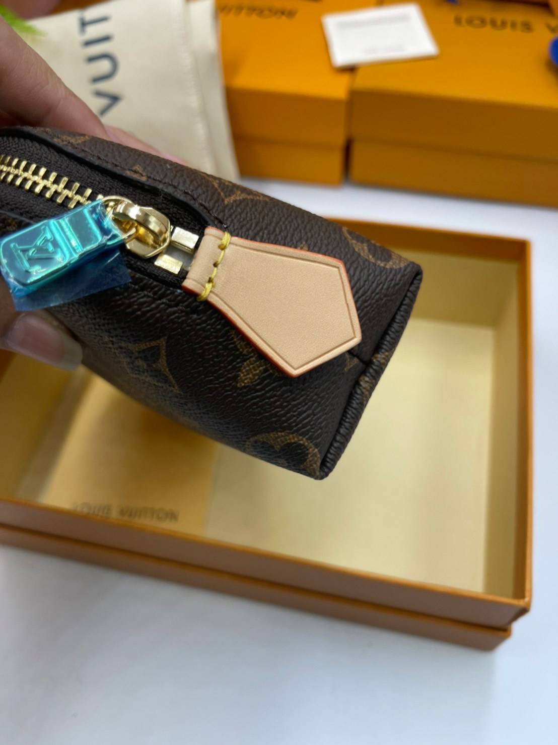 หนังแท้ LOUIS VUITTON COSMETIC POUCH Monogram พร้อมส่งที่ไทย กระเป๋าใส่เครื่องสำอางขนาดกะทัดรัดนี้ในผ้าใบ Monogram สามารถใส่ลงในกระเป๋าถือหรือกระเป๋าเดินทางได้อย่างง่ายดาย รูปร่างกลมและฐานแบนช่วยให้เข้าถึงผลิตภัณฑ์ขนาดเล็กได้