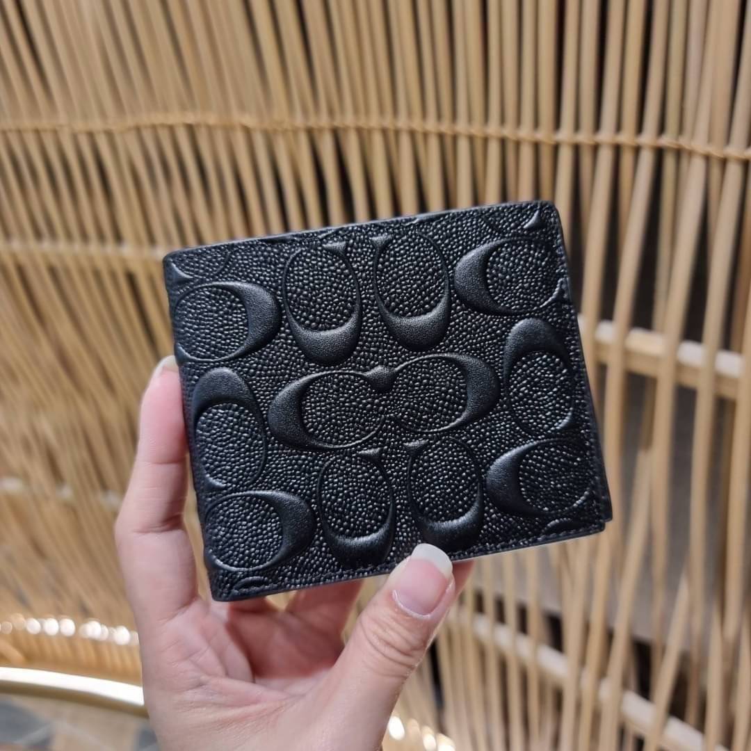 COACH 75371 COMPACT ID WALLET IN SIGNATURE CROSSGRAIN LEATHER กระเป๋าสตางค์ผู้ชาย ลาย c นูนเต็มใบ หนัง crossgrain อีกรุ่นที่ยอดขายไม่เคยตก 🤑🤑 ใบจริงดูผู้ดี ดูแพง!! ภายในมีช่องใส่บัตรได้เยอะ ใส่ธนบัตรได้ทุกใบ ซื้อให้คุณหนุ่มๆรับรองประทับใจไ