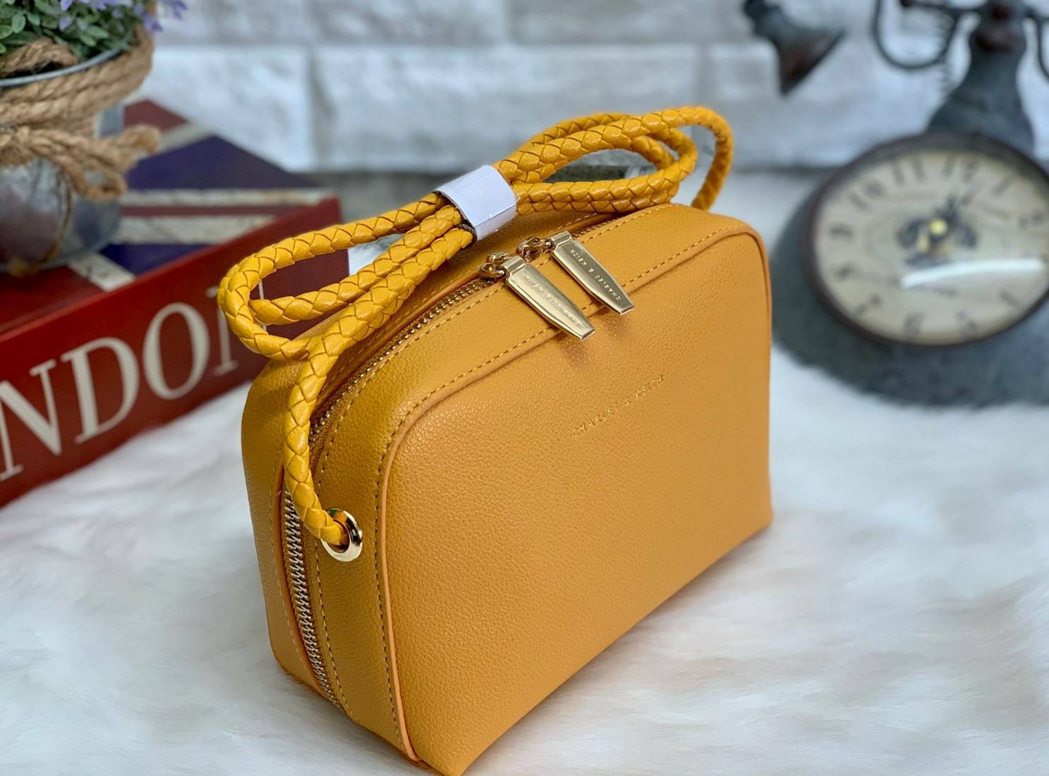 CHARLES & KEITH METAL PUSH LOCK CROSSBODY BAG รุ่นฮิตขายดีมีมาพร้อมส่งแล้วจ้า กับกระเ๋าสะพายไซส์น่ารัก วางอยู่ทรง เปิดปิดด้วย ตัวล็อกด้านหน้า ด้านในแบ่งเป็น 2 ช่องมีช่องซิปตรงกลาง จุของได้เยอะพอควรเลยค่ะ ใส่ iPhone plus ได้สบายๆ และของจุกจิกที่จำเป็น รุ่น