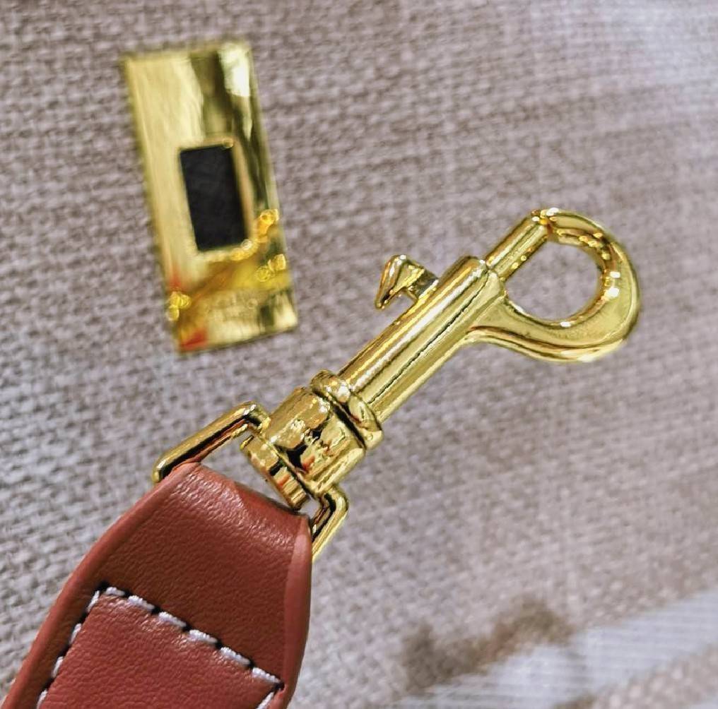 ซื้อ1ได้ถึง2!✴️CELINE TEXTILE BUCKET BAG VIP วัสดุ Textile Canvas & CalfSkin ดีไซน์ทรง Bucket ใบใหญ่กำลังดี มาพร้อม Clutch ใบเล็กเข้าชุด เนื้อหนาแข็งแรง น้ำห