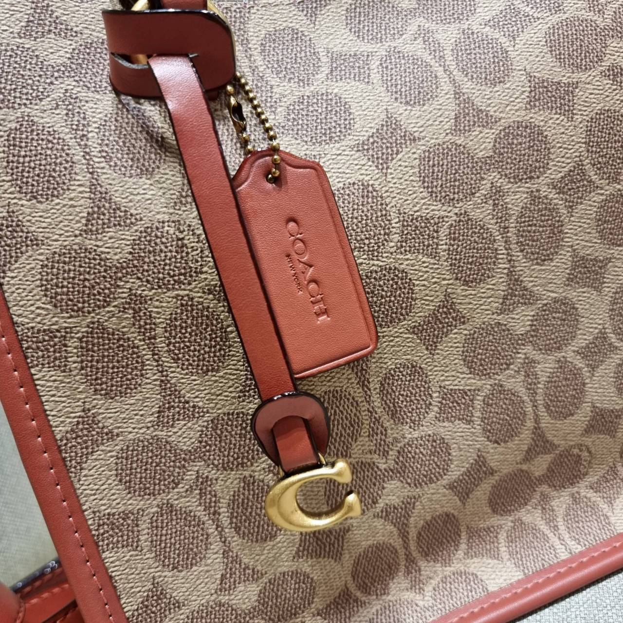 COACH C3889 TYLER CARRYALL 28 IN SIGNATURE CANVAS ((C3460//C3889)) รุ่นยอดฮิตที่สาวๆหลายคนเรียกร้อง กับกระเป๋าถือ/สะพายทรงสวย ที่มาพร้อมสายสะพายไหล่ในตัว และสายครอสบอดี้สำหรับสะพายข้าง ตัวกระเป๋าถูกแบ่งเป็นสัดส่วนสวยงาม มีช่องซิปกลางที่ใหญ่พอสมควร และยังม