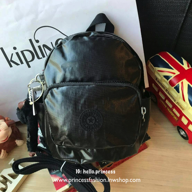Kipling Kaopin Mini Backpack Woman’s กระเป๋าเป้สะพายรุ่นใหม่!!ขนาดมินิ สามารถแบบเป้หรือทรงcrossbody ได้ มีหลายช่องใช้งาน ด้านหน้าเป็นช่องซิปเล็กใส่ของจุกจิก ภายในมีช่องเล็กแยกเป็นสัดส่วน ใส่กระเป๋าสตางค์ยาวหรือมินิไอแพคได้ ขนาดกะทัดรัด มาพร้อมพวงกุญแจลิงส