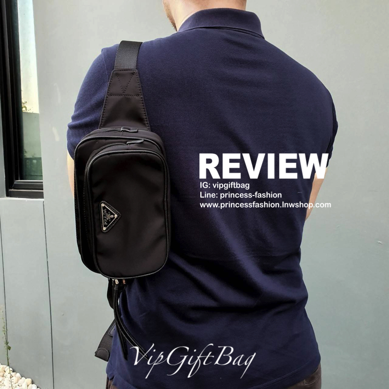 กระเป๋าคาดอก จากงานพรีเมี่ยมกิ้ฟท์แบรนด์ PRADA วัสดุทำจากผ้า NYLON อย่างหน้า อยู่ทรงสวยเลยคะ ขนาดกะทัดรัด ใส่มือถือ บัตรเครดิต ได้เหลือๆ ด้านหน้ามีช่องซิปแยกให้คะ ด้านในบุผ้าลายแบรนด์อย่างดี มีป้ายโลหะแบรนด์ พร้อมช่องใส่ของแยกอีกด้วยคะ อะไหล่เงินทั้งใบ รุ
