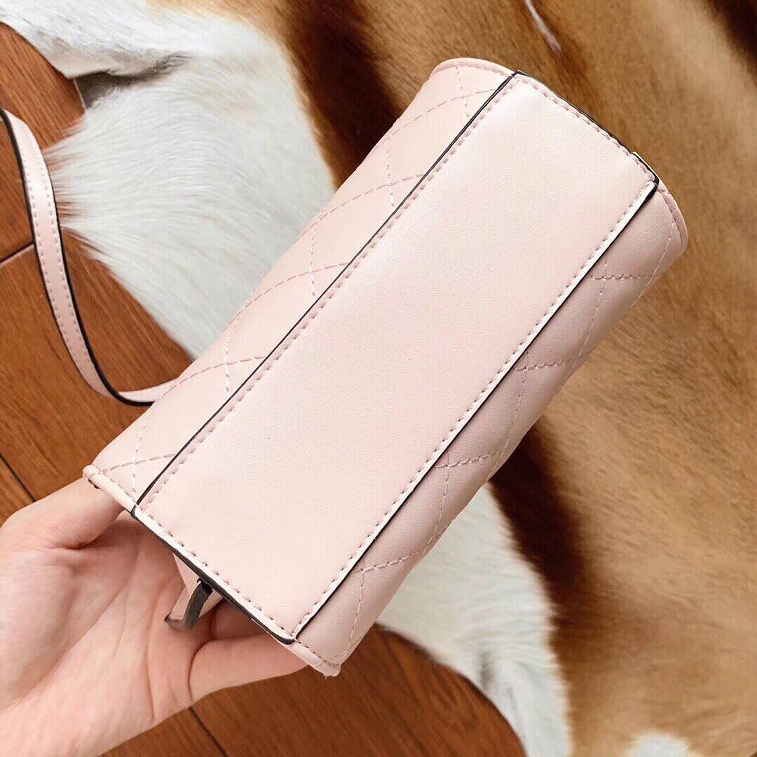 GUESS ELLIANA QUILTED MINI SATCHEL BAG กระเป๋าสะพายรุ่นยอดนิยม วัสดุ PU คุณภาพดี นิ่ม น้ำหนักเบาด้านหน้าประดับด้วยโลโก้แบรนด์สุดหรู เปิดปิดกระเป๋าด้วยซิปสะดวกใช้ ด้านในกว้างมีช่องซิปสำหรับใส่ของ ใส่มือถือได้ทุกรุ่น ซับในลายแบรนด์ สายสะพายหนังเลื่อนปรับระด