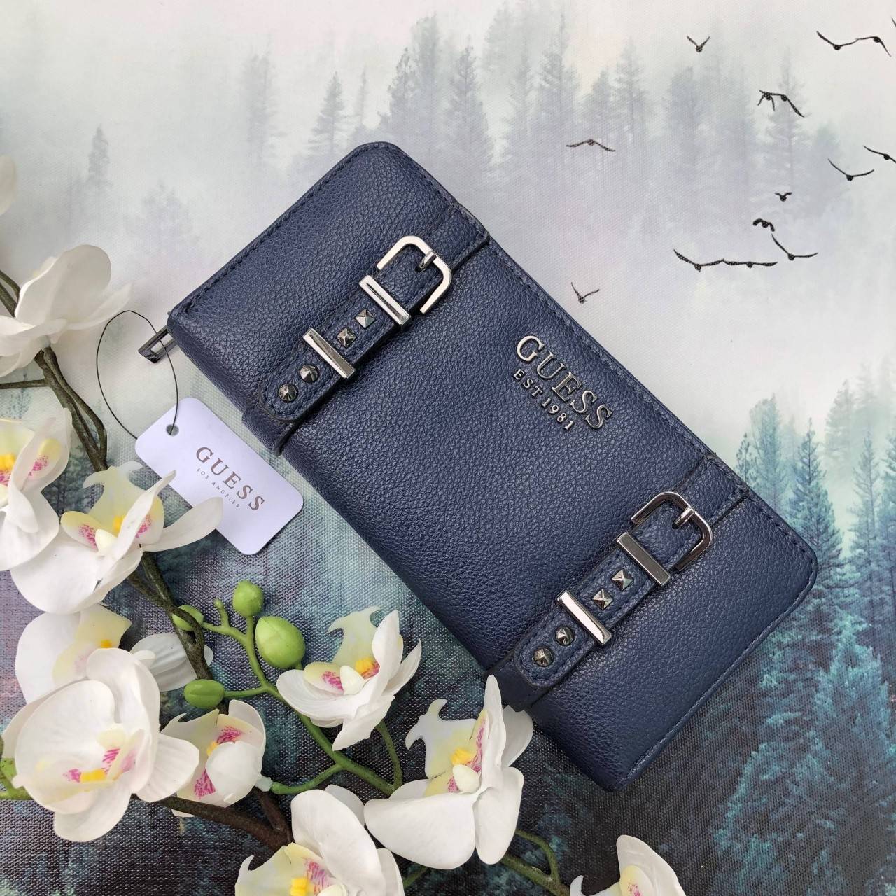 Guess long wallet กระเป๋าสตางค์ใบยาวซิปรอบ วัสดุ pu. เนื้อนุ่ม ภายในมีช่องใส่บัตร ธนบัตร และช่องซิปใส่เหรียญค่ะ