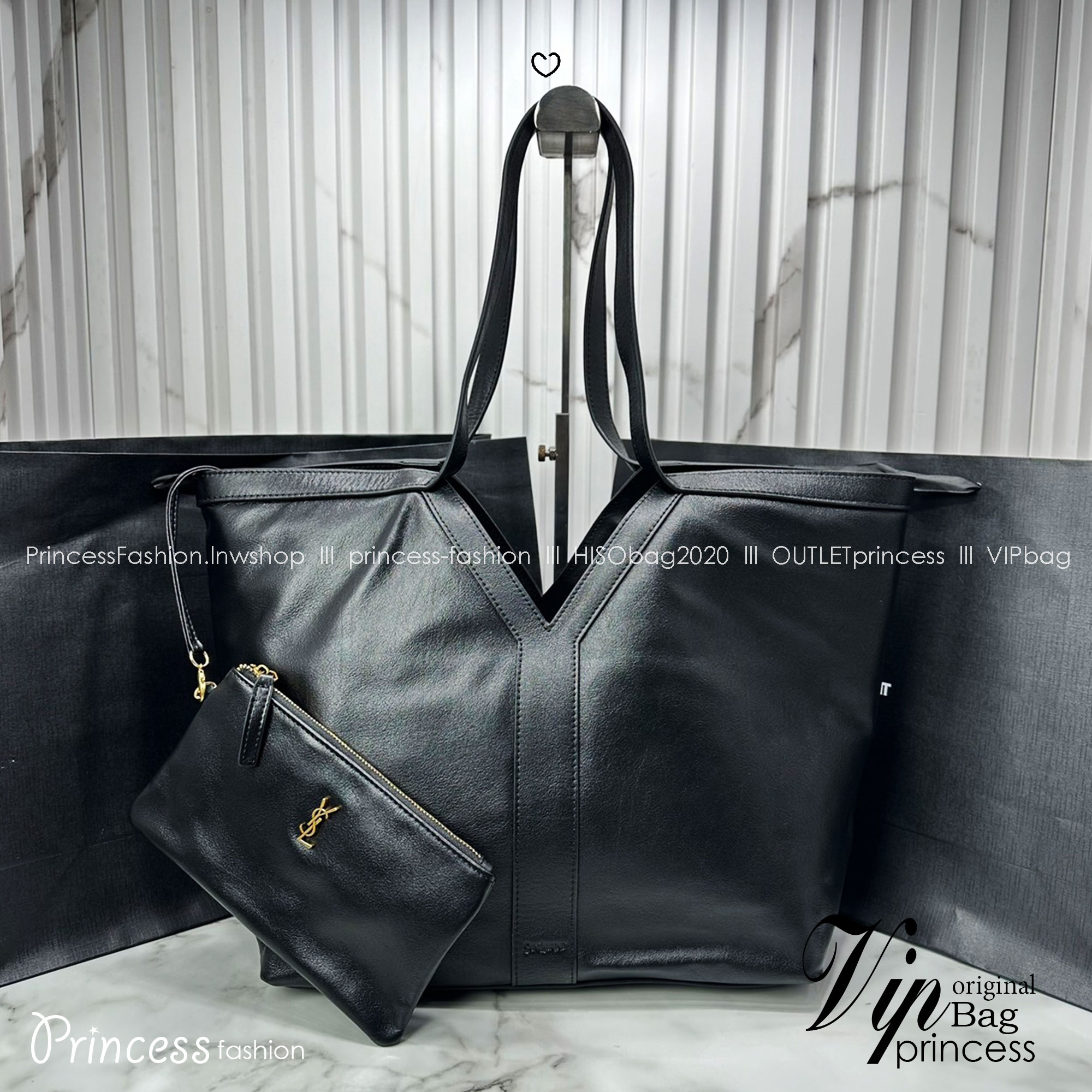 YSL Y TOTE IN LEATHER BAG กระเป๋าสะพายทรงโท้ทใบใหญ่ รุ่นใหม่ล่าสุด งานหนังแท้สวยเต็มใบ ดีไซส์เรียบหรูดูแพงอย่างแท้จริง ภายในโล่งกว้างมาก จุของได้เยอะสุด เอาใจสายแบกแต่ยังคงความหรูไว้ในตัวอย่างแน่นอน