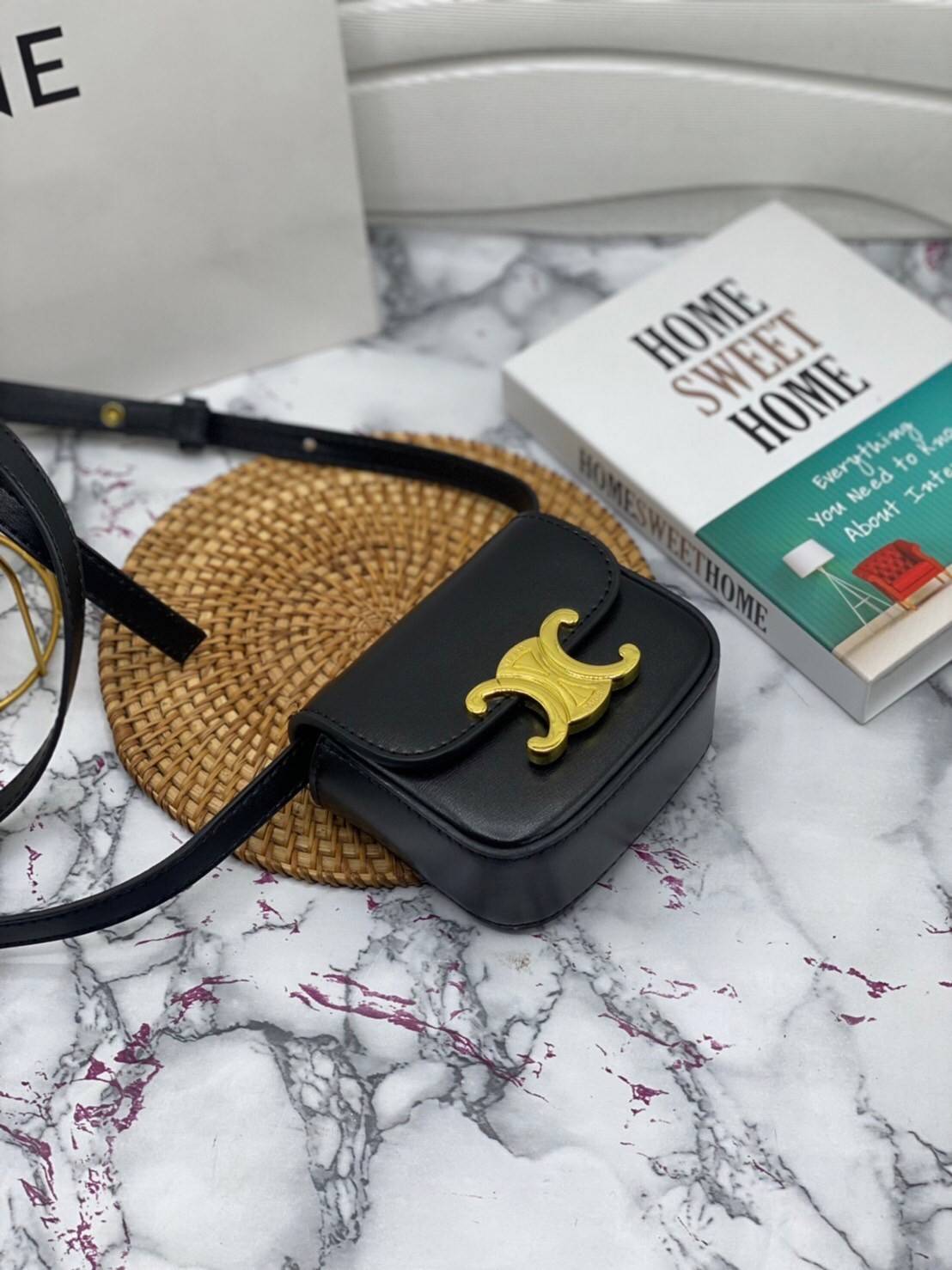 หนังแท้ CELINE MINI TRIOMPHE IN TRIOMPHE CANVAS AND CALFSKIN ใบเล็กน่ารัก งานหนังแท้ทั้งใบ กระเป๋ามินิทรงชิค ดีไซน์รูปกล่องสุดแสนมินิมอล สามารถสะพายแบบ Crossbody และยังเป็น Belt Bagได้อีกด้วย แบบไม่มีตกยุค ด้านหน้าโดดเด่นด้วยโลโก้สีทอง เป็นอีกหนึ่งตัวเลือ