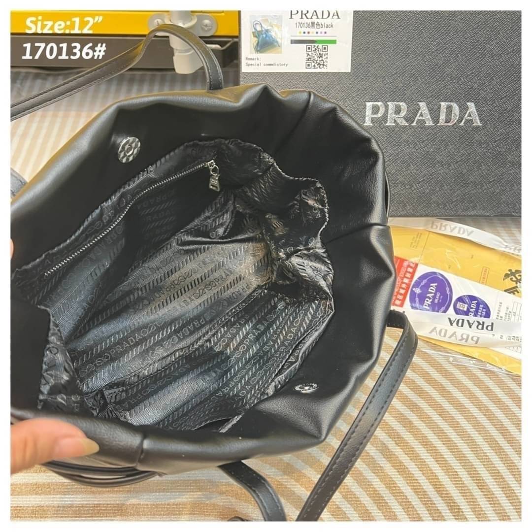 PRADA medium leather handbag กระเป๋าสะพายไหล่ดีไซน์สวยใช้งานง่าย สะเทือนวงการแฟชั่นแบบสุด! สาวๆหนุ่มๆติดแกลมต้องไม่พลาด สวยดูแพง