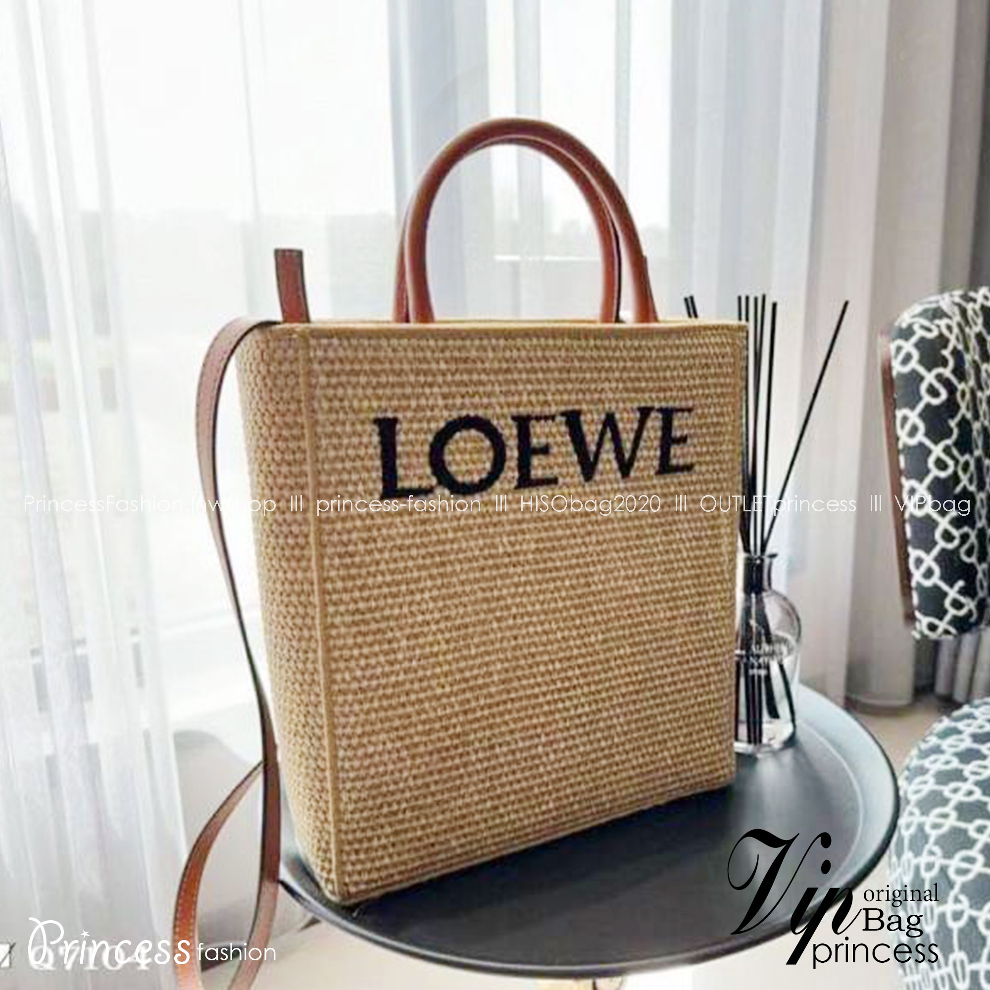 Loewe Leather-trimmed Raffia Tote / Loewe Tote Bag กระเป๋าโท้ท รูปทรงสวยงามสานเต็มใบ และยังโดดเด่นด้วยโลโก้ สีโทนอุ่น ทำให้ไอเท็มนี้ ภายในกระเป๋าใหญ่โล่งกว้าง ใบนี้เหมาะกับสายแฟชั่นมากๆ