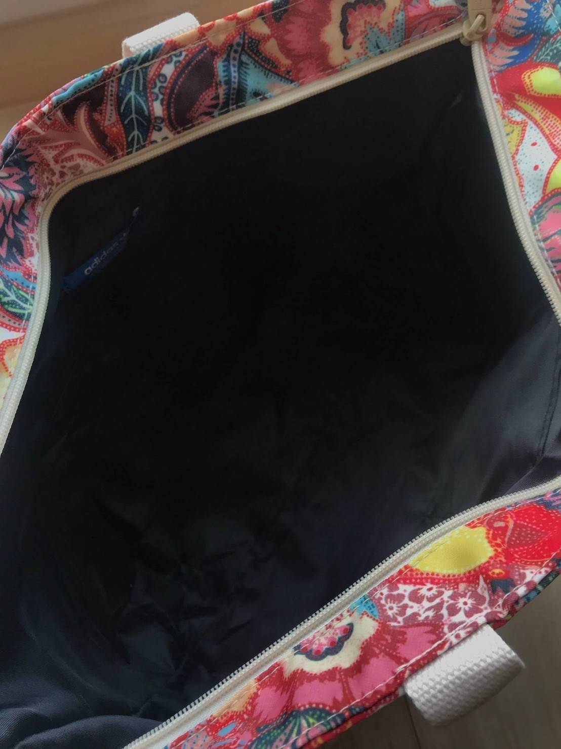 Adidas Original Large Tote Bag กระเป๋าสะพายทรง Tote หรือทรง shopping ใบใหญ่จาก Adidas Factory Outlet วัสดุ Nylon & Polyester 100% เนื้อนิ่มคุณภาพดี น้ำหนักเบาใบใหญ่จุได้เยอะ เปิดปิดด้วยซิปเดียวด้านบน หัวซิปปั้มโลโก้ ภายในมีช่องซิป แยกเก็บของสำคัญ และช่องใ