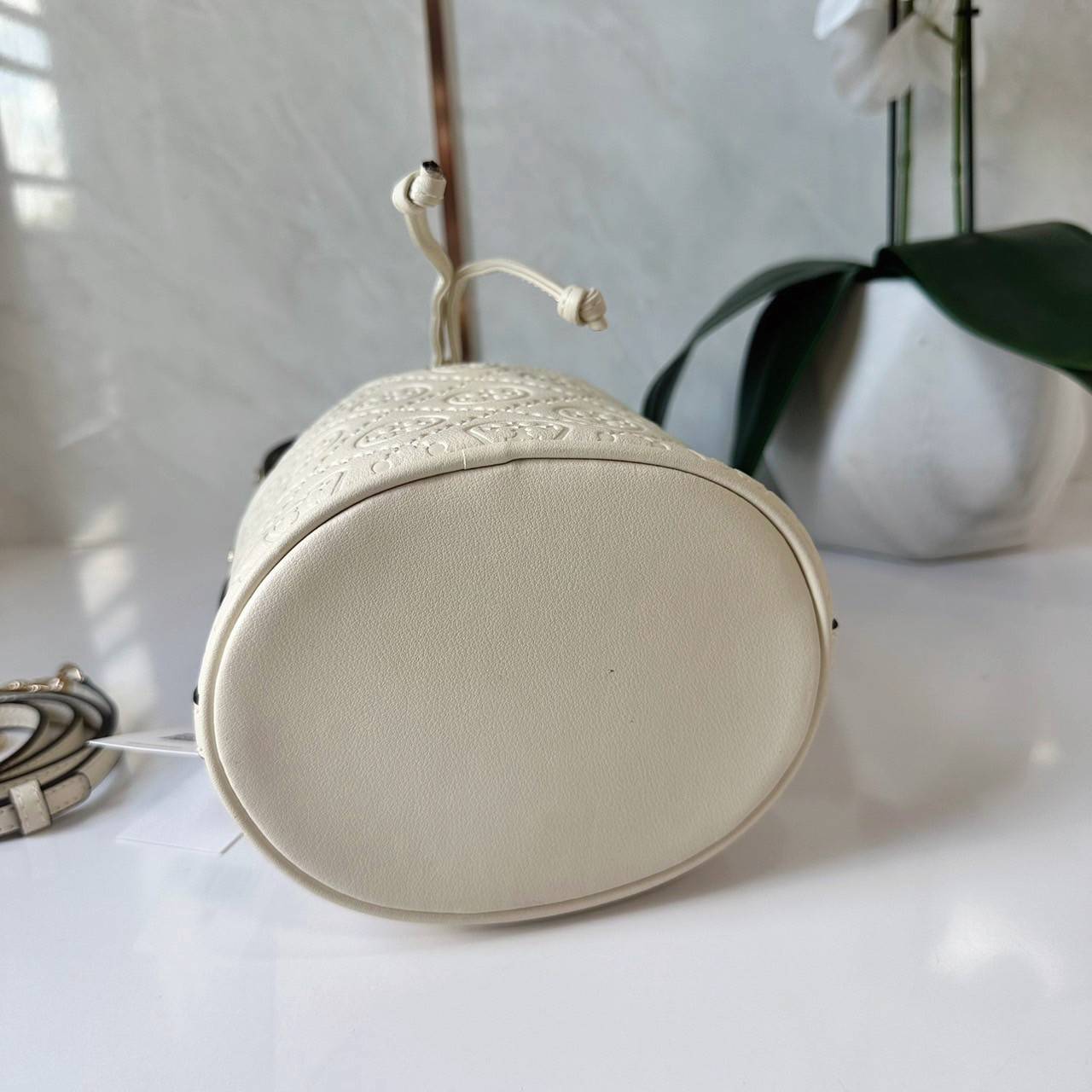 TORY BURCH mini T Monogram leather bucket bag กระเป๋าบัคเกต ไซต์ mini คอลเลกชันหนัง T Monogram ลายซิกเนเจอร์หนังปั้มลายนูน