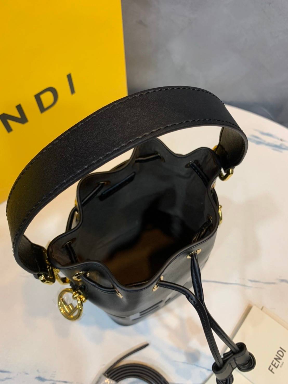 FENDI Mon Tresor Mini leather bucket bag กระเป๋าถือทรงขนมจีบสุดคิ้วท์ หรือสะพายไหล่ วัสดุหนังแท้อย่างดี รุ่นใหม่ล่าสุด สวยหรู ดูแพง คุณนายสุดไปเลยค่า ถือแล้วสวยมากๆ จุของได้กำลังดี ทรงนี้ต้องมีติดตู้ไว้สักใบนะคะ!