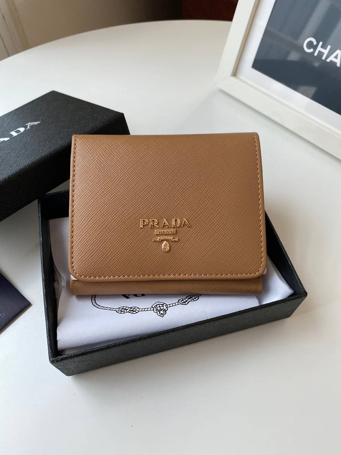 VIP หนังแท้ 】3พับ PRADA Saffiano Metal Tri-Fold Wallet Orchidea