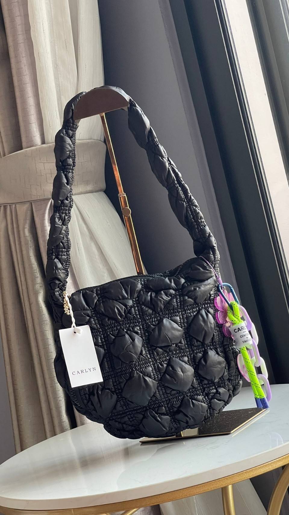 Carlyn Quilted Soft M Bag กระเป๋าสุดฮอตจากประเทศเกาหลี มีทรงที่กำลังพอดี ไม่เล็กหรือใหญ่เกินไป เลยสามารถใช้ในชีวิตประจำวันได้ง่าย ตัวกระเป๋านุ่มบุเหมือนผ้านวม น้ำหนักเบา