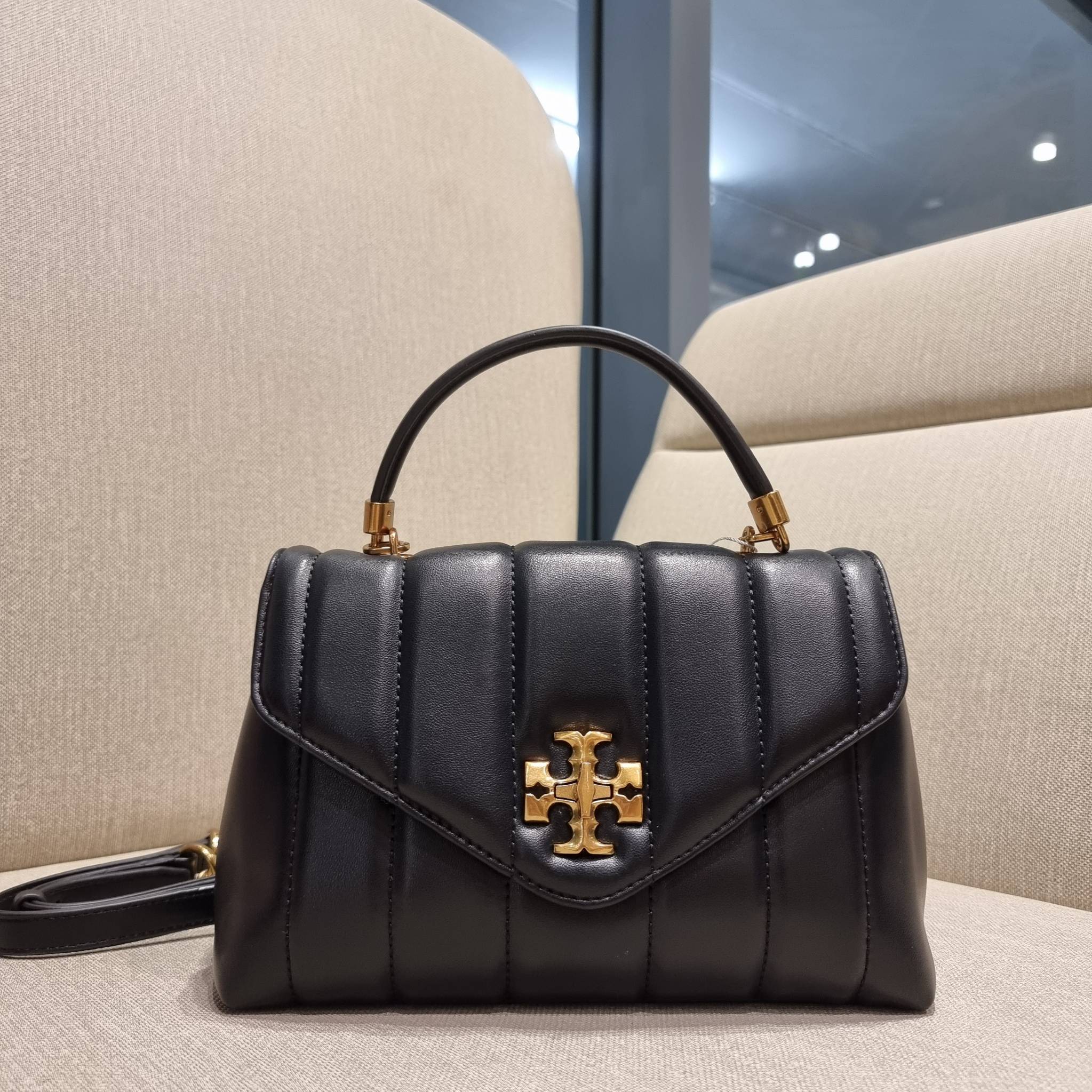 TORY BURCH KIRA QUILTED SMALL SATCHEL มาแล้วด่วนๆ!! กับคอลที่ปังไม่ไหว พร้อมเสิร์ฟสีคลาสสิค กระเป๋าถือ/สะพาย ทรงสวย สะพายคล่องตัว หนังแท้ ดีไซน์บุนวม เส้นคมสวยหรู วัสดุหนังแกะ สัมผัสดีงาม นิ่มมือ เปิด-ปิดด้วยอะไหล่บิดล็อค ภายในเป็นช่องโล่ง มีช่องซิป ใส่ขอ