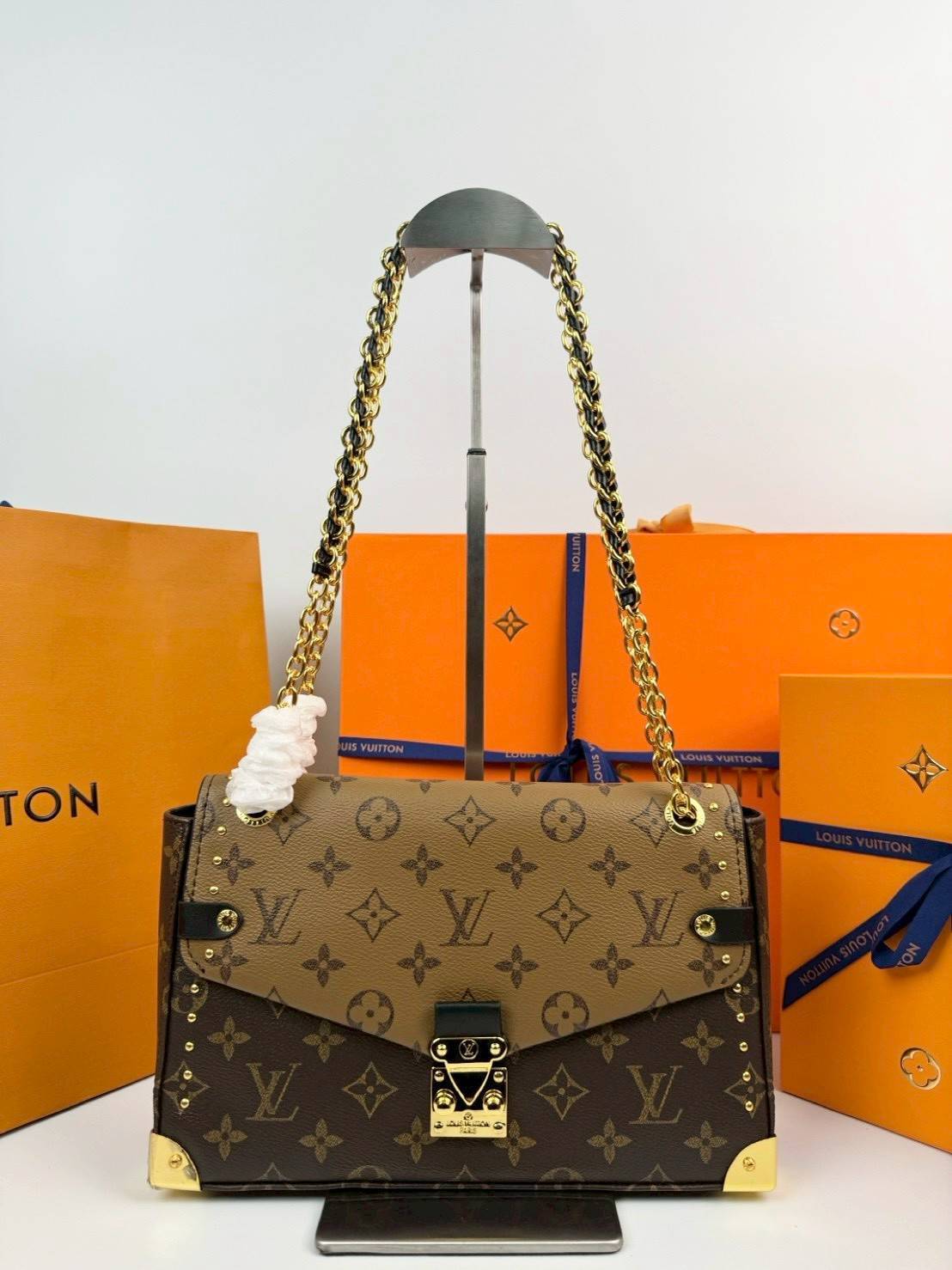 ORI หนังแท้ | LV Trunkie bag กระเป๋าสะพายรุ่นใหม่ ดีไซน์ร่วมสมัยโดดเด่นด้วยมุมโลหะ เฉลิมฉลองเอกลักษณ์ที่สืบทอดมาอย่างยาวนาน ผสานฟังก์ชันการใช้งานเข้ากับความหรูหรา