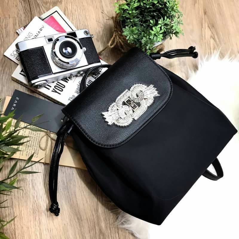 ZARA GAM DETAIL BLACK BACKPACK 2017 กระเป๋าเป้สีดำ ขนาดกำลังน่ารัก ด้านหน้าประดับเพชร และ crystal เพิ่มความ สวยหรู Diamante collection เปิดปิด ด้วยล็อคบิด ภายในมีโลโก้ และช่องใส่ของ พร้อมสายสะพาย โซ่ต่อหนัง ปรับระดับได้ ตัวจริงสวยหรูดูดีเข้าได้กับทุกชุดค่