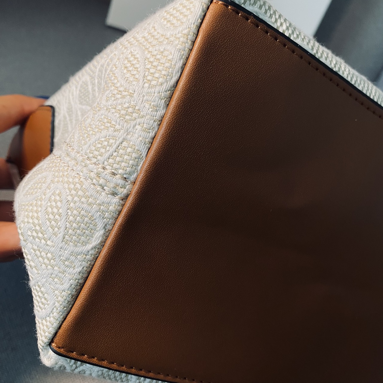 LOEWE Cubi Small Logo Canvas Top Handle Bag กระเป๋าทรงสวยดีไซน์ยอดฮิตประจำปีเลย! ปักโลโก้แบรนด์บนผ้าทั้งใบเป็นเอกลักษณ์ หูจับปรับได้ สวยหรูวินเทจ