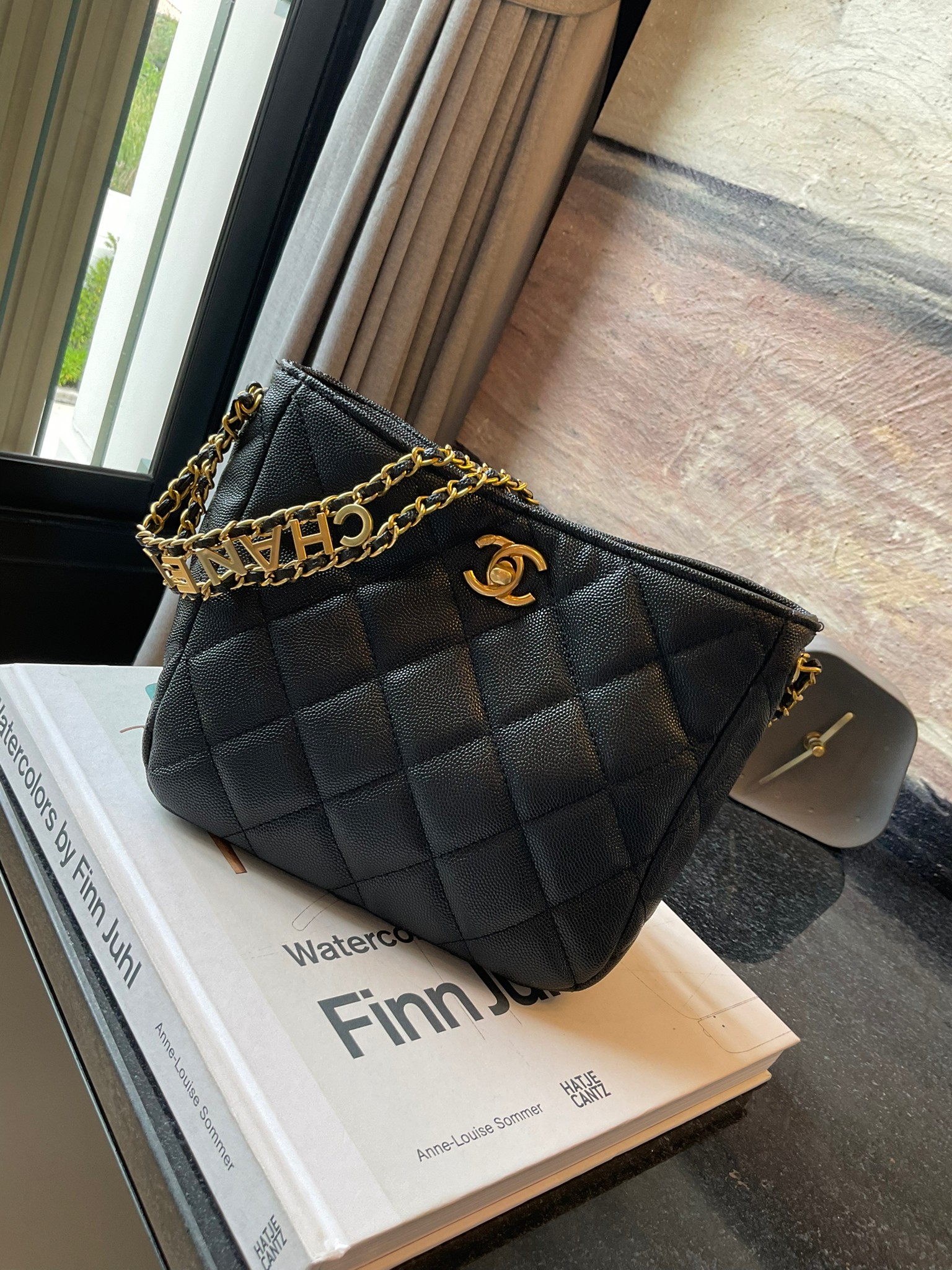 Chanel 22s small hobo bag black caviar / CHANEL VIP GIFT CAVIER BAG กระเป๋าทรงสะพายข้าง ที่กำลังมาแรงมาในตอนนี้ ตัวกระเป๋าเป็นหนังลายคาเวียร์สวยหรูมาก อะไหล่ทองวินเทจทั้งใบ ด้านหน้าประดับโลโก้แบรนด์ เปิดปิดด้วยตัวหมุนล้อค ด้านในใส่กระเป๋าสตางค์ได้ถึงใบยาว