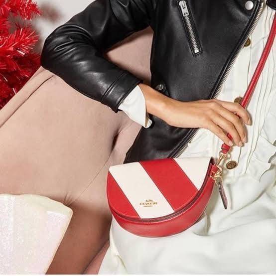 พร้อมส่งที่ไทยครบทั้ง6สีค่ะ 😘 Coach Ellen Crossbody In Signature ((C1432)) กระเป๋าทรงฮาฟมูนรูปทรงคลาสสิก ออกแบบให้มีลักษณะโค้งมน ไม่ดูเป็นทรงแข็งจนเกินไป ดีไซน์และสีของกระเป๋ายังเรียบง่าย เข้าได้กับทุกชุด สะพายครอสบอดี้ร์//สะพายข้าง หรือถือแบบคลัท