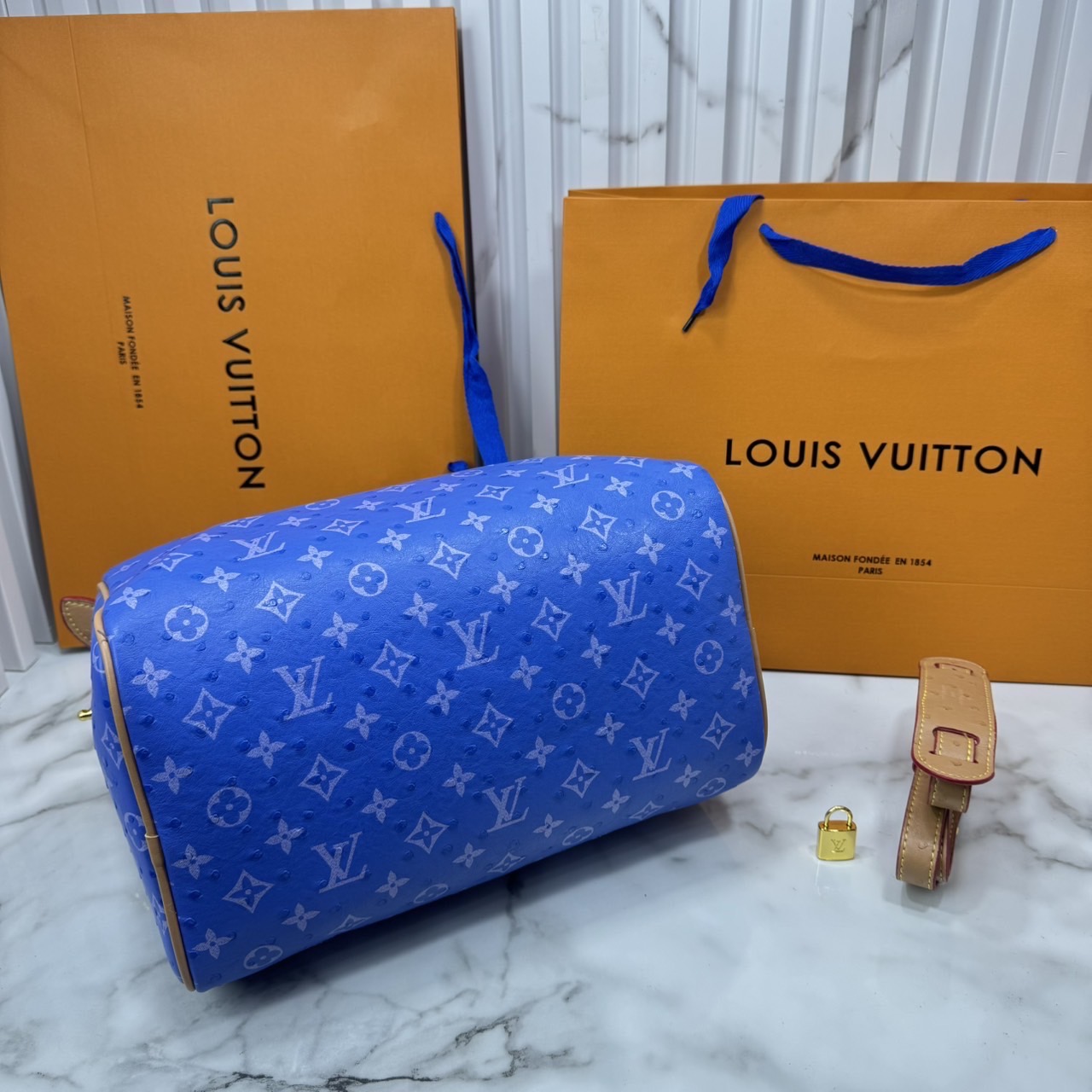 ORI หนังแท้ | LV Speedy P9 Bandoulière 30 Bag กระเป๋าสะพายทรงหมอนสปีดี้ใบใหญ่ คอลใหม่ล่าสุดหรูหราโดดเด่น แต่งลายนูนเพิ่มเท็กเจอร์เต็มใบ รูปทรงใช้งานง่ายสวยตลอดกาล