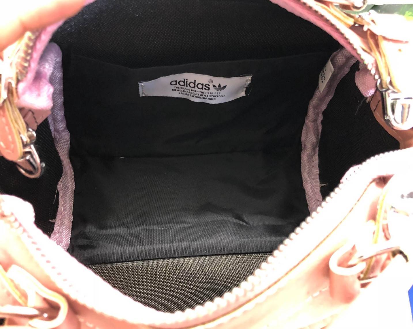 Adidas mini shoulder bag and messenger bag 2018 พร้อมส่งล็อตราคาพิเศษ พร้อมสีใหม่ล่าสุด !! กระเป๋าสะพายข้างแนว Sport วัสดุ pu หนังนิ่ม น้ำหนักเบาค่ะ ใช้ได้ทั้งด้านหน้าและหลัง ตัวกระเป๋าสกรีนโลโก้แบรนด์ เปิดปิดกระเป๋าแบบซิป ภายในโล่ง กว้างสามารถใส่มือถือได